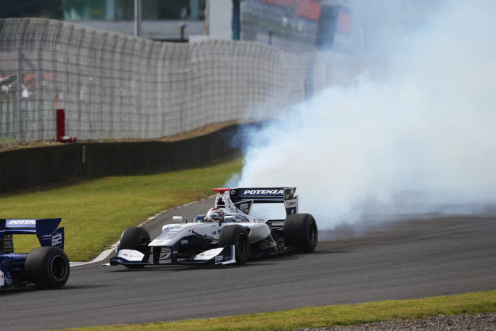 決勝レース: 中嶋大祐（NAKAJIMA RACING）はチームメートの小暮卓史（同）と接触。白煙を上げ万事休す