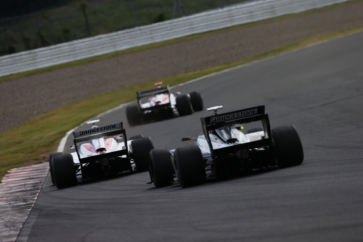 決勝レース: DOCOMO TEAM DANDELION RACINGの二人とヴィタントニオ・リウッツィ（HP REAL RACING）の9位争い