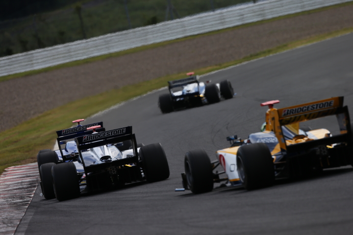 決勝レース: 下位争いが1コーナーを立ち上がる