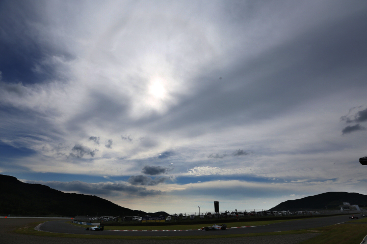 決勝レース: 秋空の下1コーナーから2コーナーへ