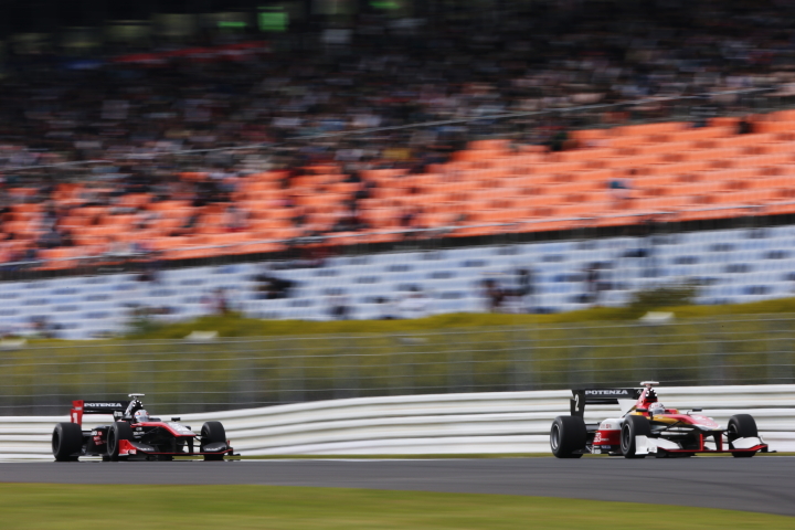 決勝レース: 中山友貴（TEAM無限）とクマール・ラム・ナレイン・カーティケヤン（Lenovo TEAM IMPUL）の12位争い