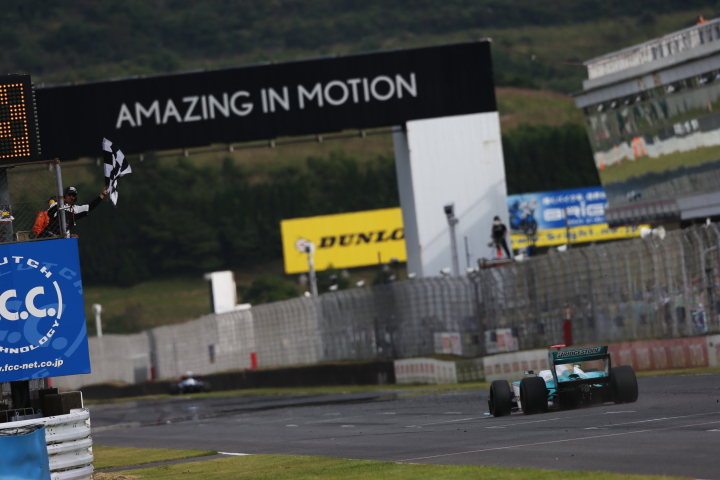 決勝レース: トップでゴールするアンドレ・ロッテラー（PETRONAS TEAM TOM'S）