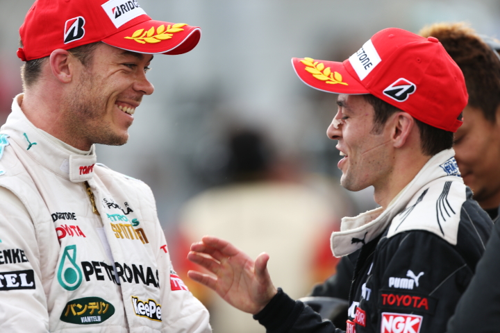 決勝レース: 健闘をたたえ合う優勝のアンドレ・ロッテラーと3位のジョアオ・パオロ・デ・オリベイラ