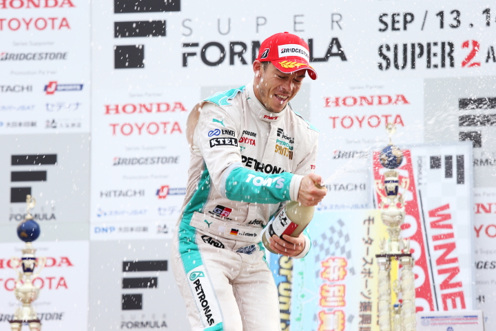 決勝レース: 優勝したアンドレ・ロッテラー（PETRONAS TEAM TOM'S）がシャンパンファイト