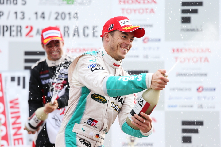 決勝レース: 優勝したアンドレ・ロッテラー（PETRONAS TEAM TOM'S）がシャンパンファイト