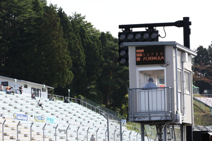 午前9時からのフリー走行開始前、SUPER FORMULAの電光掲示が。ここは「魔物出没」とか出ることもあって面白いんです