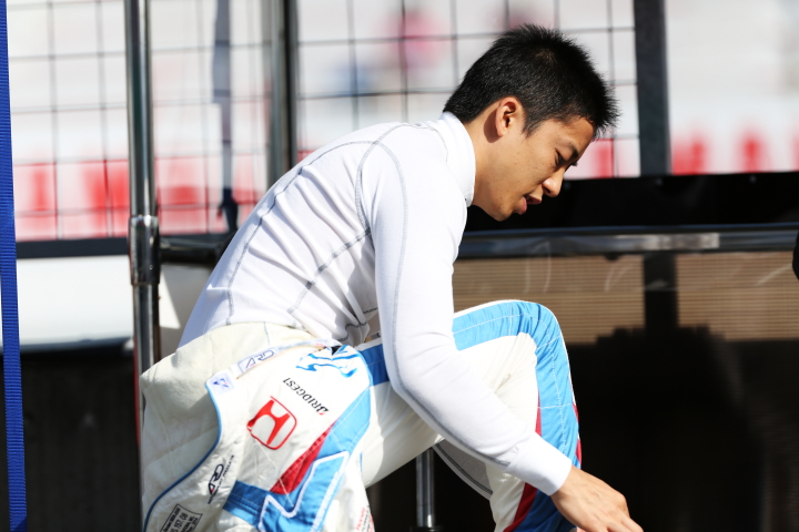 新チームドラゴ・コルセから今シーズンSF初出場の伊沢拓也。靴ひもを結んでいる？