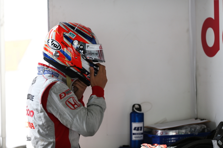 フリー走行を前にヘルメットをかぶるのは野尻智紀（DOCOMO TEAM DANDELION RACING）