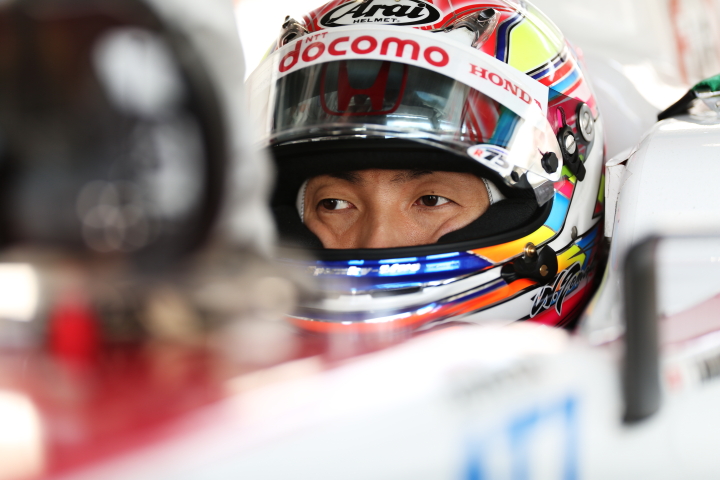 コックピットに収まった野尻智紀（DOCOMO TEAM DANDELION RACING）