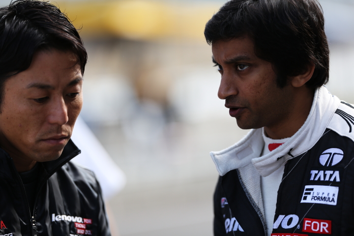 「赤旗出さないでね」といってるのかどうか。星野一樹とクマール・ラム・ナレイン・カーティケヤン（Lenovo TEAM IMPUL）