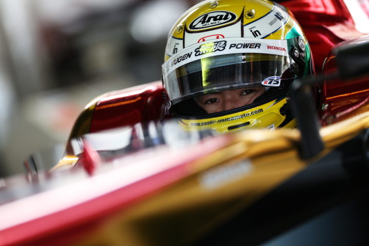 コックピットに収まる山本尚貴（TEAM無限）