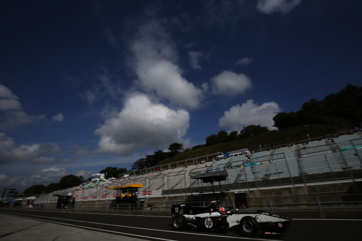 SUGOは秋晴れ。ヴィタントニオ・リウッツィ（HP REAL RACING）もピットアウト