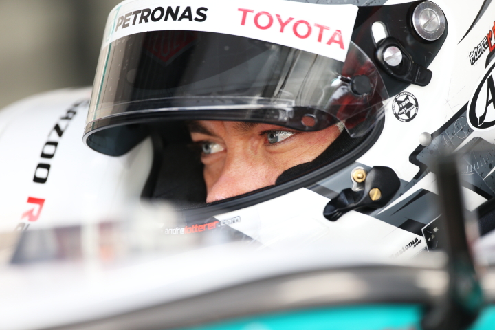 コックピットで待機中はアンドレ・ロッテラー（PETRONAS TEAM TOM'S）