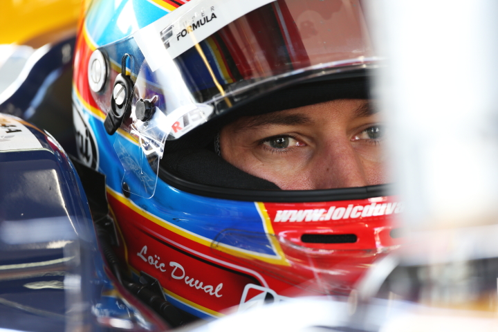 伊沢拓也が止まって赤旗が出たためピットで待機中のロイック・デュバル（KYGNUS SUNOCO Team LeMans）