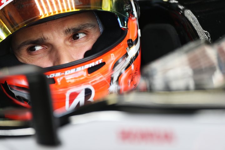 ピットで待機中のジェームス・ロシター（KONDO RACING）