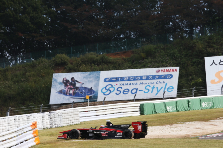 やっぱりコースアウトして止まったクマール・ラム・ナレイン・カーティケヤン（Lenovo TEAM IMPUL）