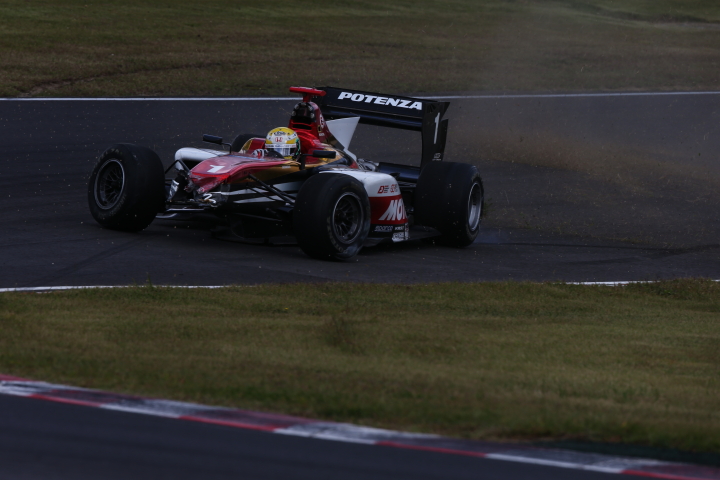 山本尚貴（TEAM無限）が4コーナー手前でクラッシュ。これはウォールに当たってコースに戻ってきたところ。2度目の赤旗