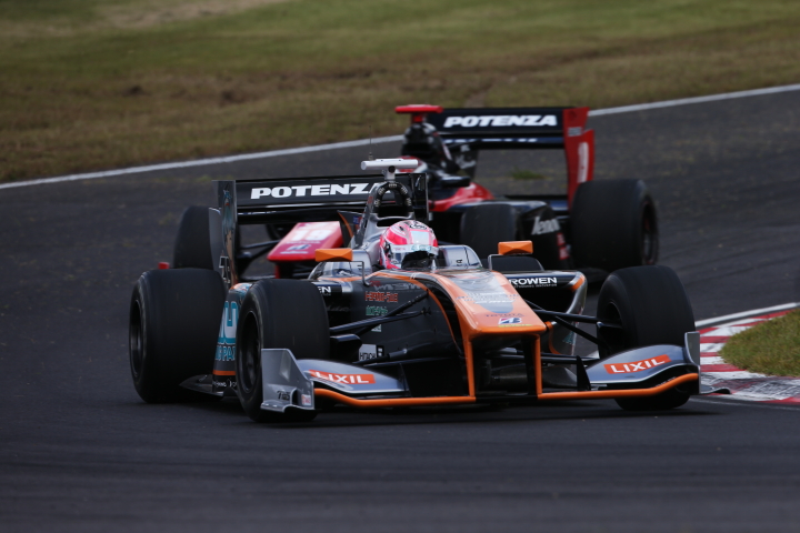 こちらは国本雄資（P.MU/CERUMO・INGING）。またヘルメットのカラーリングを変えた？