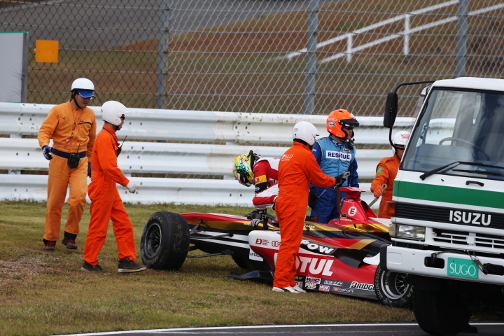 山本尚貴（TEAM無限）はクルマから降りました。少し足が痺れた程度のダメージだったようです。それでもフリー走行3位