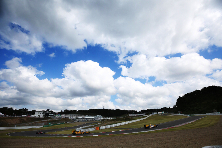 4コーナーからS字に向かうドライバーたち