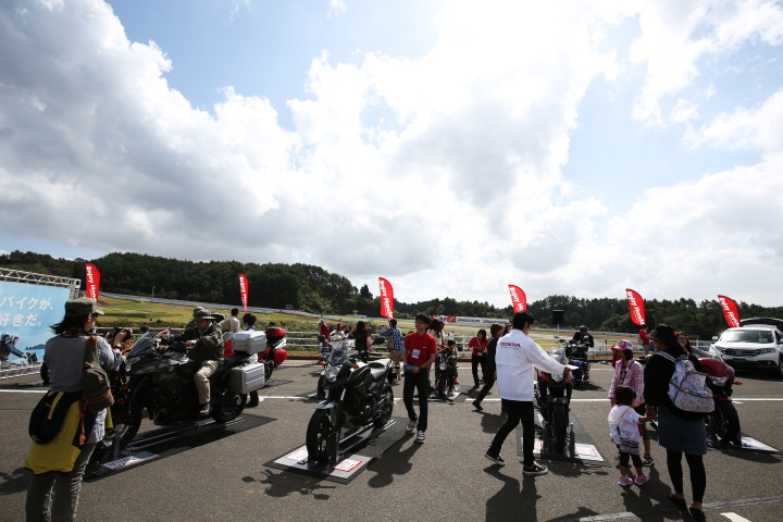 SUGOでもエンジョイホンダが行われました。パノラマ駐車場に並べられたホンダのバイクたち