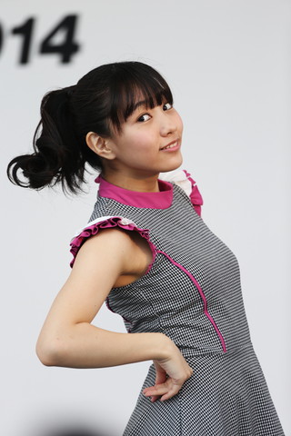 東北ホンダカーズのイメージキャラクター「ドロシーリトルハッピー」のショーも行われました。ポーズ取ります