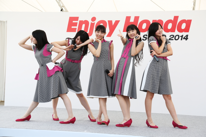 東北ホンダカーズのイメージキャラクター「ドロシーリトルハッピー」のショーも行われました。みんなではいポーズ