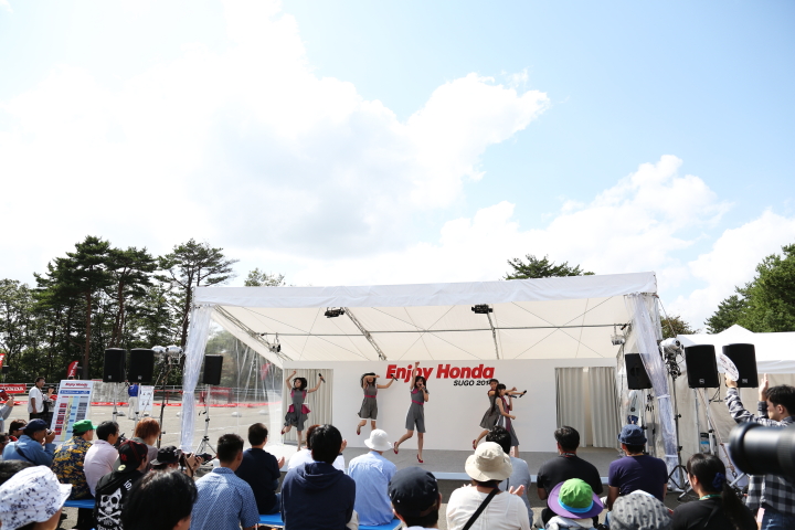 東北ホンダカーズのイメージキャラクター「ドロシーリトルハッピー」のショーも行われました。観客ものんびり