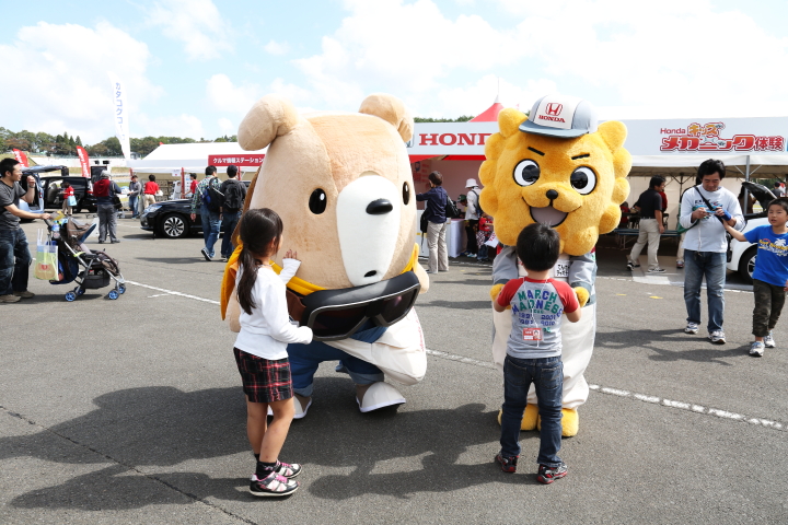 ホンダのゆるキャラ「てんけんチャオチャオ」もやってきました（右）。左は……、わかりません