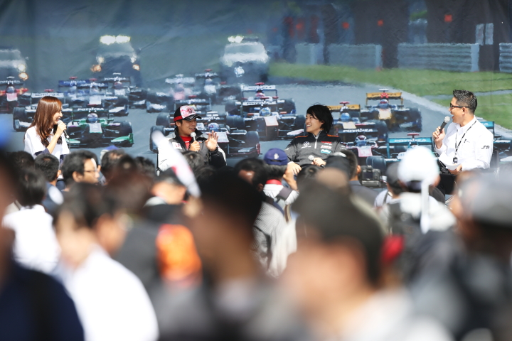 パドック内特設ステージで開催されたドライバートークショーに出演する中山友貴と国本雄資。楽しそうです