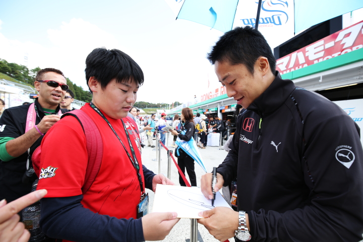 ファンにサインをする伊沢拓也（DRAGO CORSE）