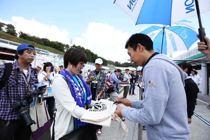 ファンにサインをする小暮卓史（NAKAJIMA RACING）