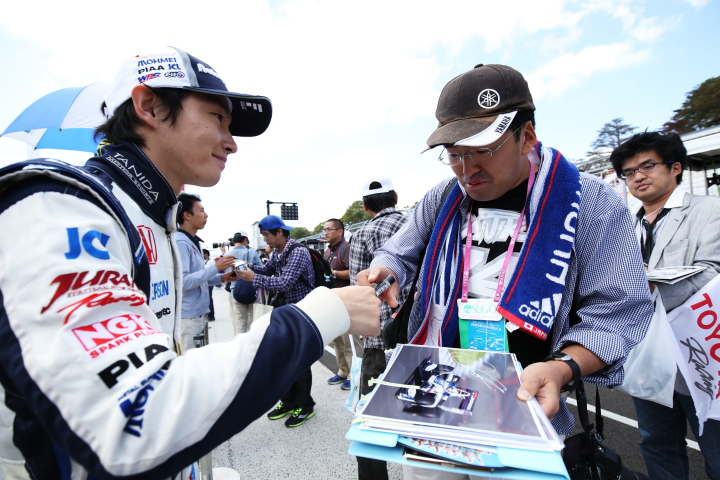ファンと握手をする中嶋大祐（NAKAJIMA RACING）