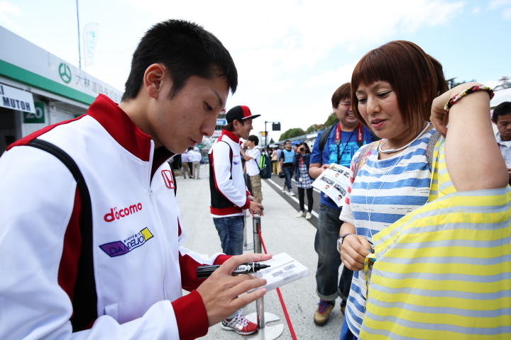 ファンにサインをする野尻智紀（DOCOMO TEAM DANDELION RACING）