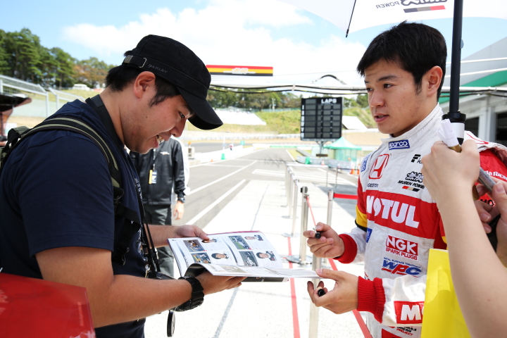 ファンにサインをする山本尚貴（TEAM無限）