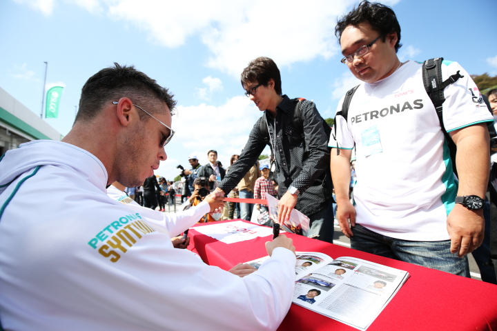 ファンにサインをするアンドレ・ロッテラー（PETRONAS TEAM TOM'S）