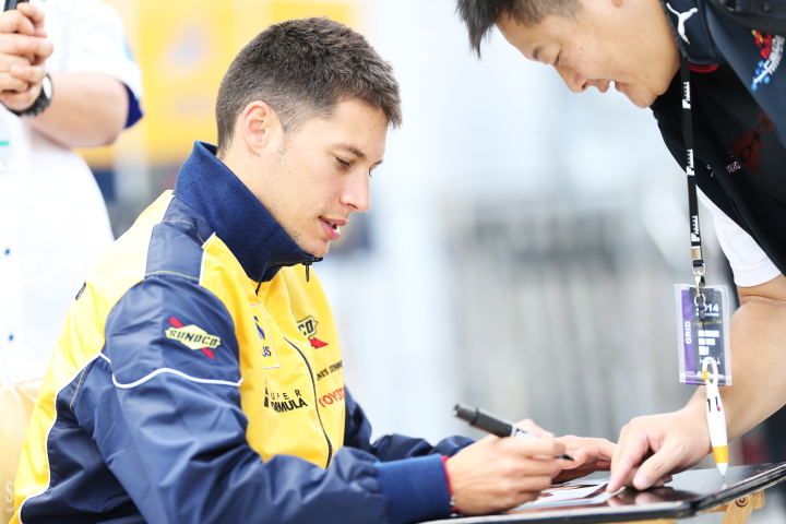 ファンにサインをするロイック・デュバル（KYGNUS SUNOCO Team LeMans）