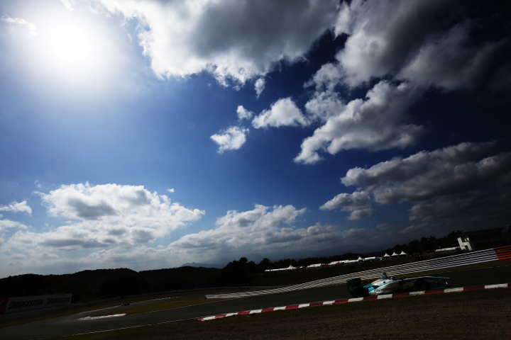 いよいよノックアウト予選Q1が始まりました。S字を駆け上がるアンドレ・ロッテラー（PETRONAS TEAM TOM'S）
