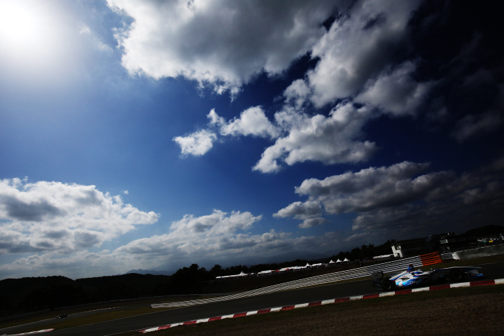 午後からも秋晴れのまま。S字を駆け上がる伊沢拓也（DRAGO CORSE）