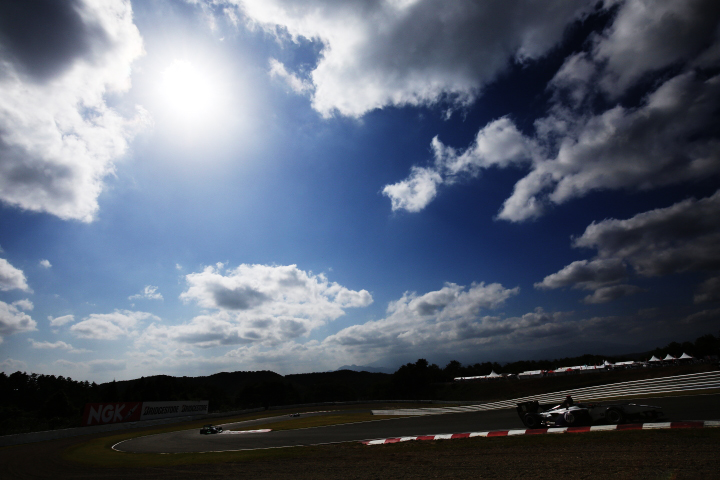 S字を駆け上がる塚越広大（HP REAL RACING）