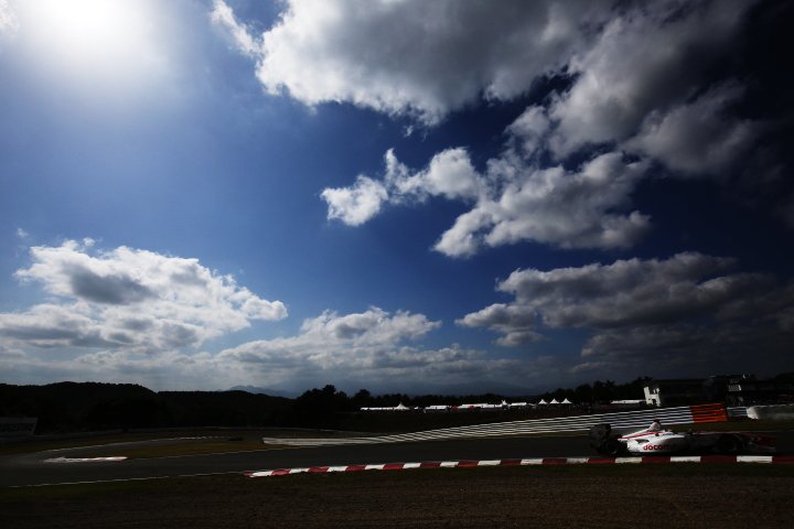 S字を駆け上がる野尻智紀（DOCOMO TEAM DANDELION RACING）