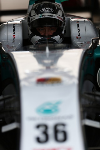 Q2開始に備えピットで待機するアンドレ・ロッテラー（PETRONAS TEAM TOM'S）
