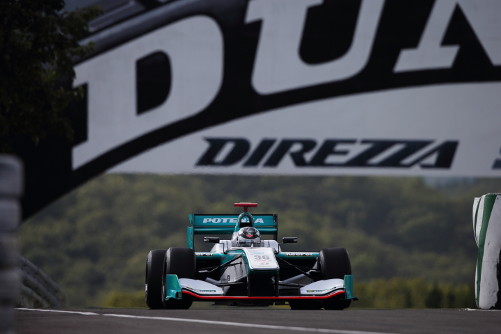 Q2のアタックを終えピットインするアンドレ・ロッテラー（PETRONAS TEAM TOM'S）
