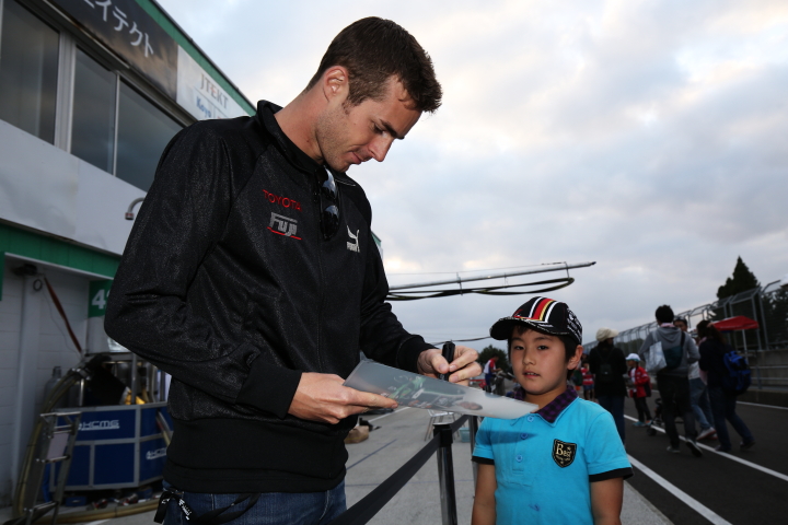 夕方、親子連れが無料で参加できるキッズピットウォークが行われた。ジェームス・ロシター（KONDO RACING）が子供にサイン