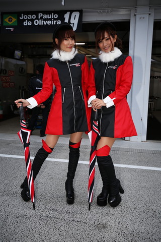 LENOVO GRILSの森園れんさん（左）と西村いちかさん（右）