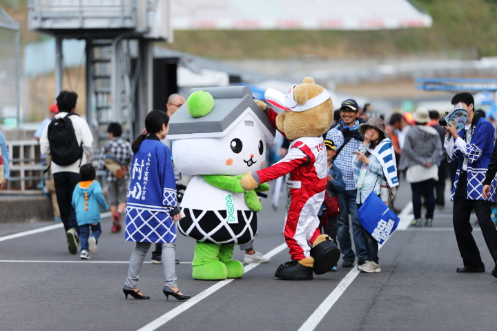 村田町のゆるキャラ「くらりん」と握手をするトヨタくま吉