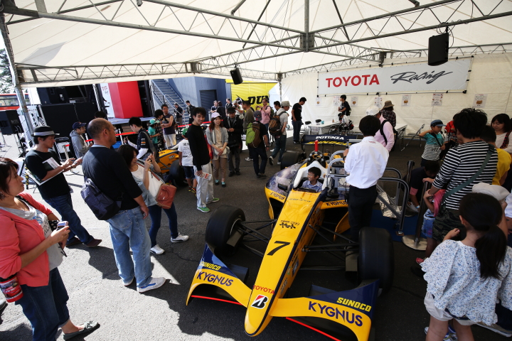 ここから29日の決勝日。トヨタレーシングのブースではSF13の試乗会が行われた