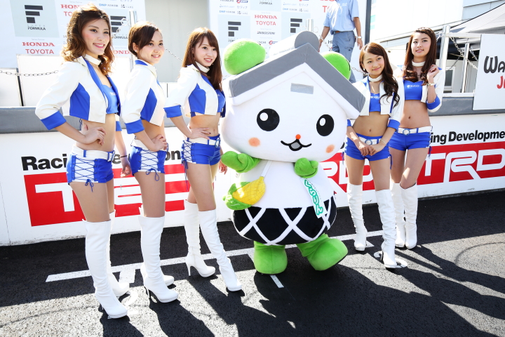 SUGOレースクイーンと村田町のゆるキャラ「くらりん」