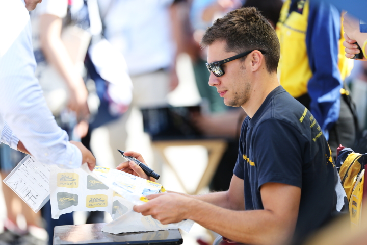 サインをするロイック・デュバル（KYGNUS SUNOCO Team LeMans）