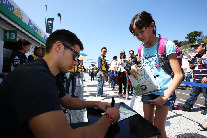 サインをする子供にも優しいロイック・デュバル（KYGNUS SUNOCO Team LeMans）